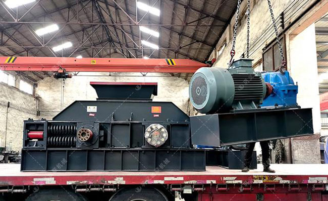 圖為配套西瑪電機(jī)的全自動(dòng)對(duì)輥破碎機(jī)發(fā)貨照片 圖為配套西瑪電機(jī)的全自動(dòng)對(duì)輥破碎機(jī)發(fā)貨照片